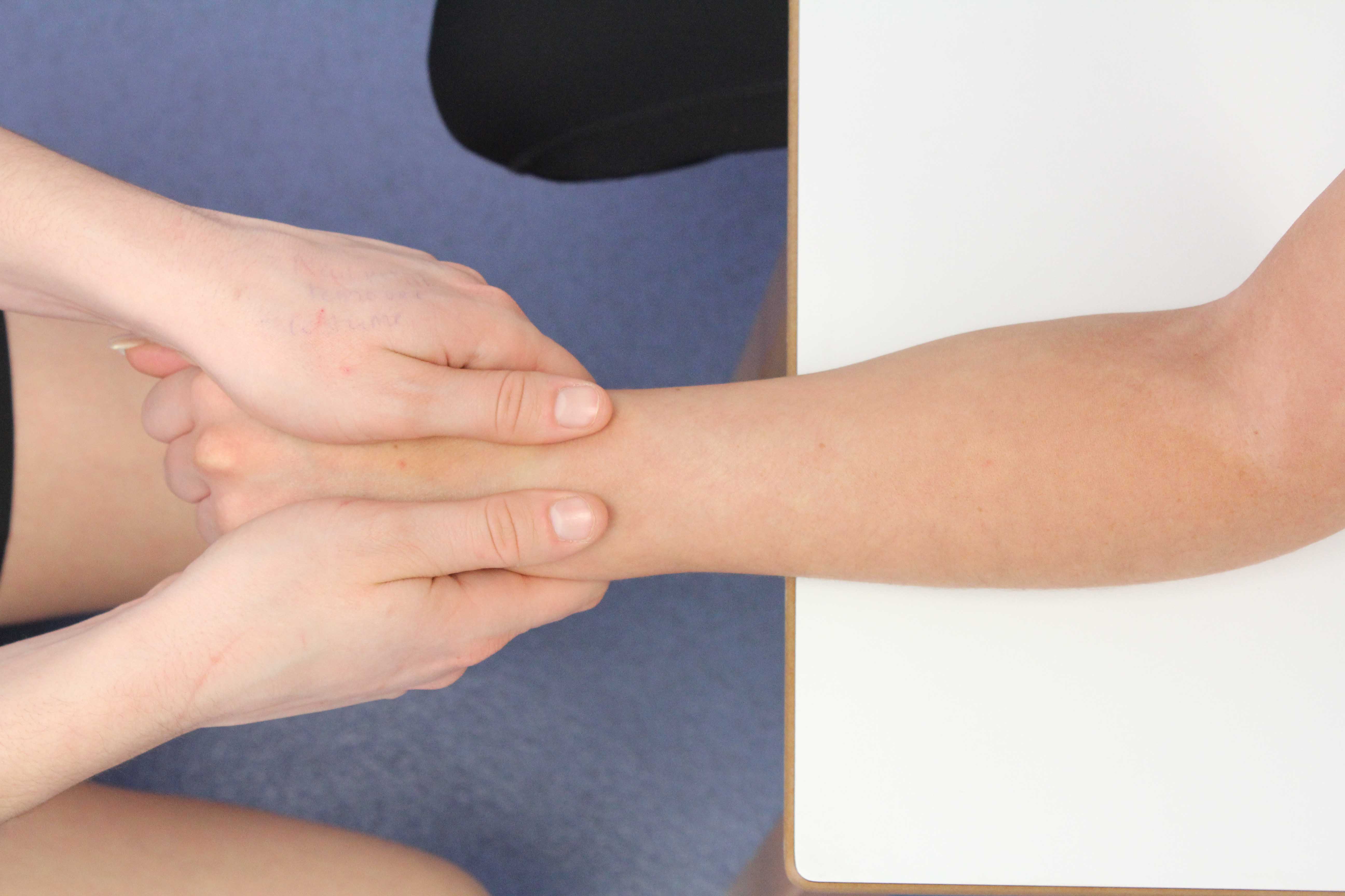 De-quervains symptoms can make everyday activities extremely uncomfortable if left untreated.